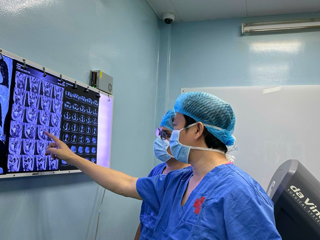 Bác sĩ Nguyễn Phú Hữu đọc phim CT để quyết định hướng phẫu thuật cho bệnh nhân